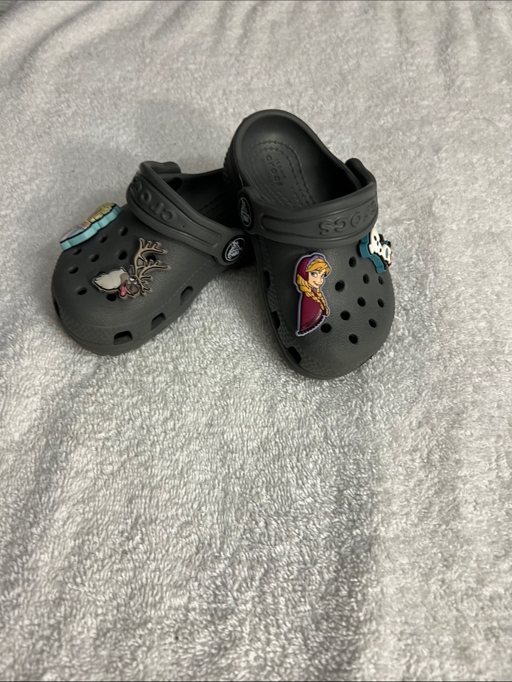 CROCS Kids Gray Slip-On Clogs with Frozen Character Charms (49)